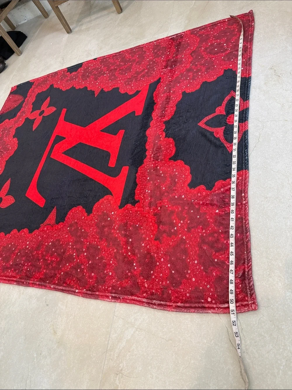 Luxurious blanket red & black 60x51 lightweight throw
